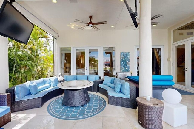 Building Photo - 3030 NE 45th St