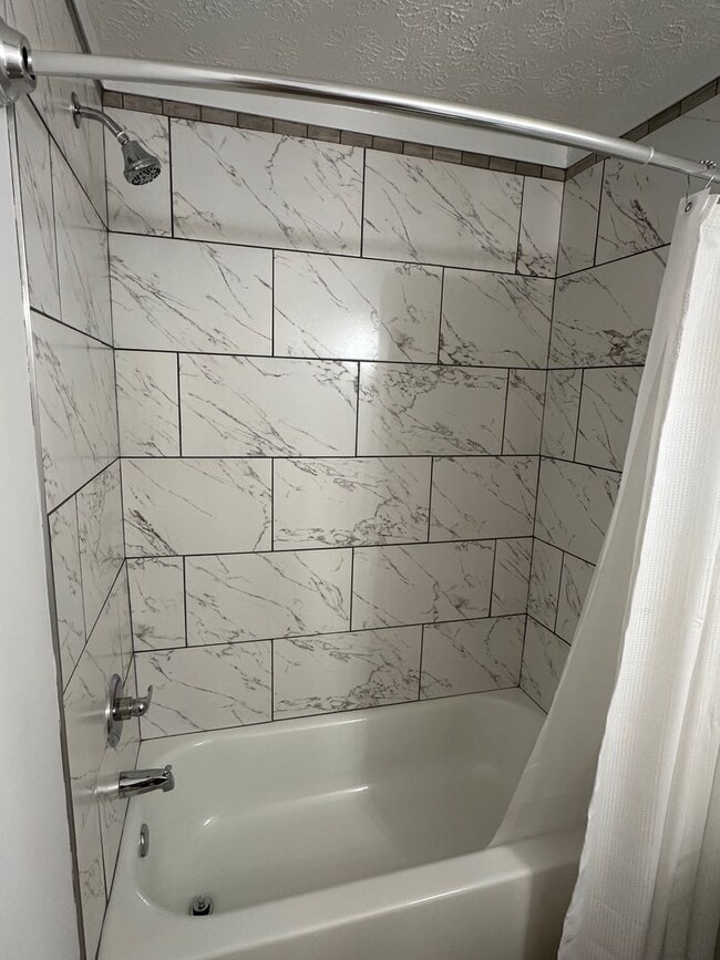 Building Photo - Remodeled Detached Above-Garage Hull Apartment!