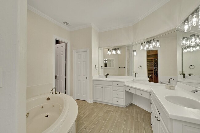 Building Photo - 10111 Bluffview Cir