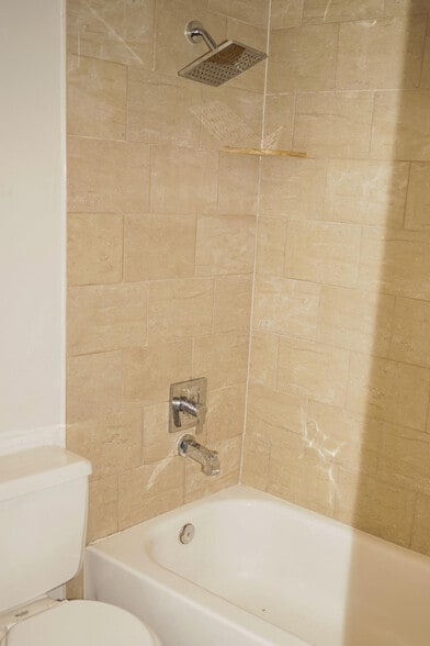 Building Photo - Room in House on Corona Dr