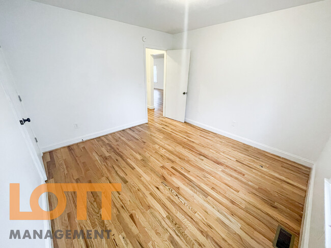 Building Photo - 702 Sumter St