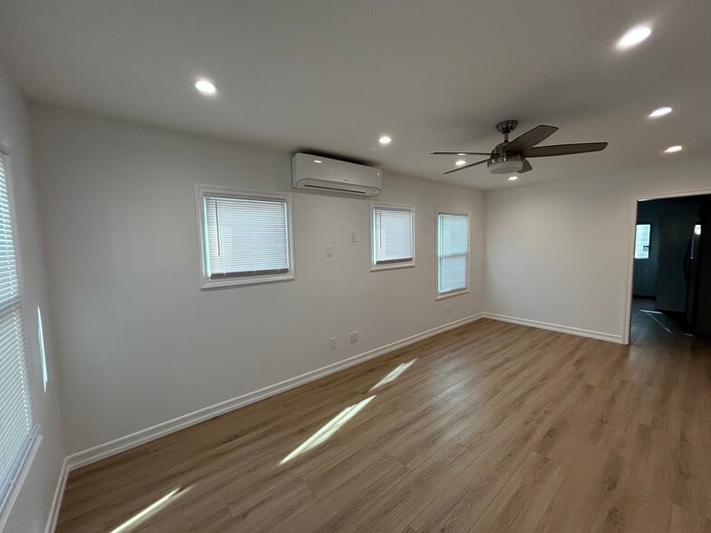 Building Photo - 1533 Freeman Ave