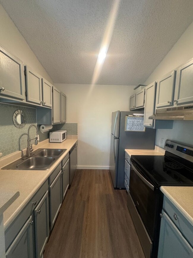 Building Photo - 2 bedroom Condo close to UCCS