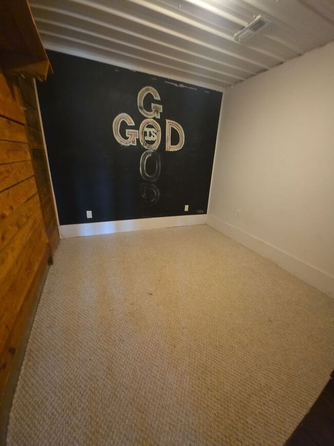 Building Photo - Peaceful 3-Bedroom Country Home with Barn and Large Front Porch in Walling, TN