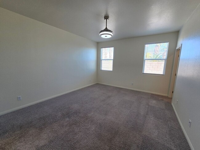 Building Photo - 3 Bedroom Single Story Home