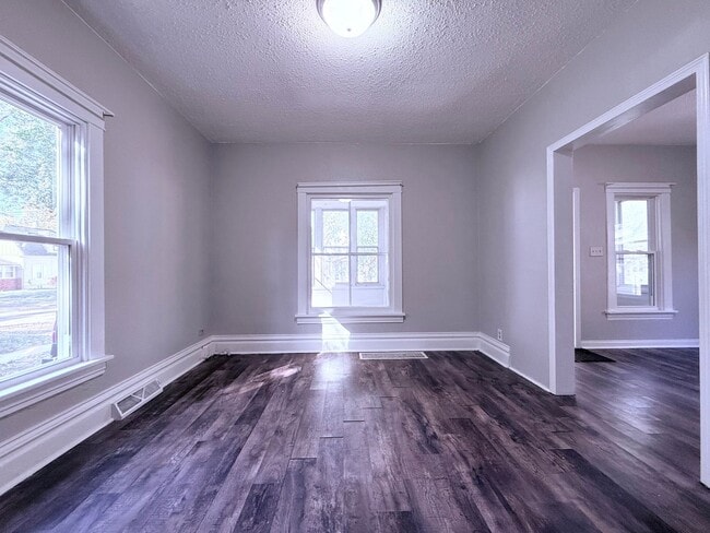 Building Photo - 3-Bed House in Waterloo