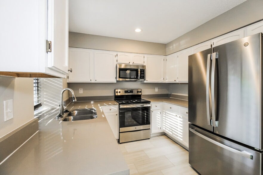 Building Photo - 4217 Glen Hollow Cir