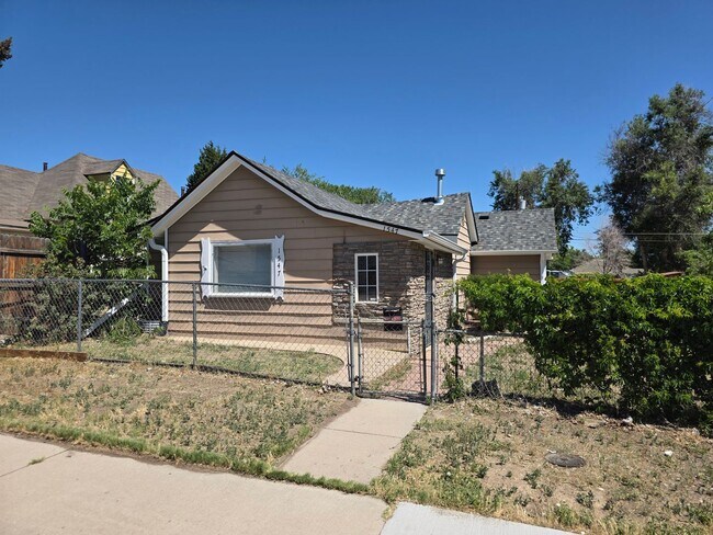 Building Photo - SPACIOUS, BRIGHT 2 BEDROOM - LARGE YARD