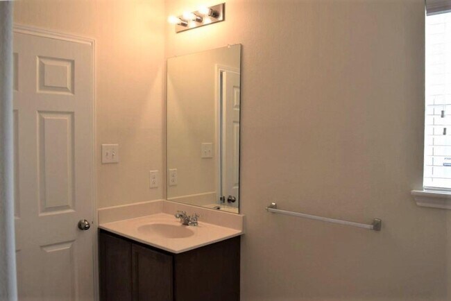 Building Photo - Like New 3BR SFR w/ Covered Patio & Fenced Yard in Haslet