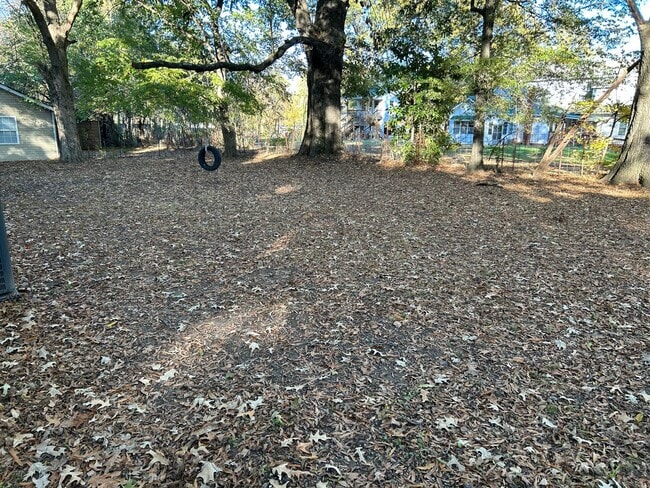 Building Photo - 596 N McLemore Ave