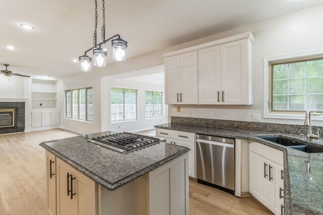 Building Photo - GREAT LOCATION IN COUNTRY CLUB!! 4 Bedroom, 3.5 Bathroom Home in Clive