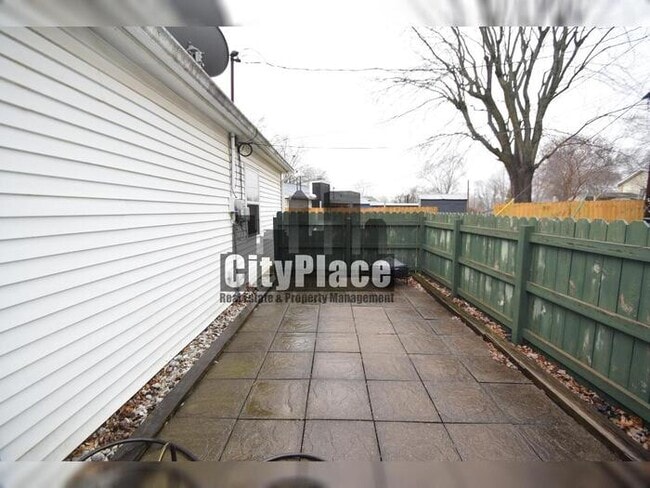 Building Photo - 604 E Pearl St