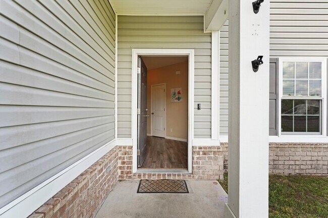 Building Photo - 966 Mustang Ln NE