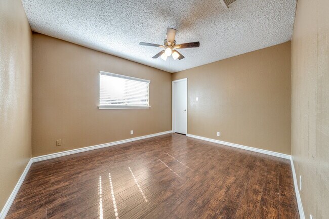 Building Photo - ***Special, Half Off One Months Rent with ...