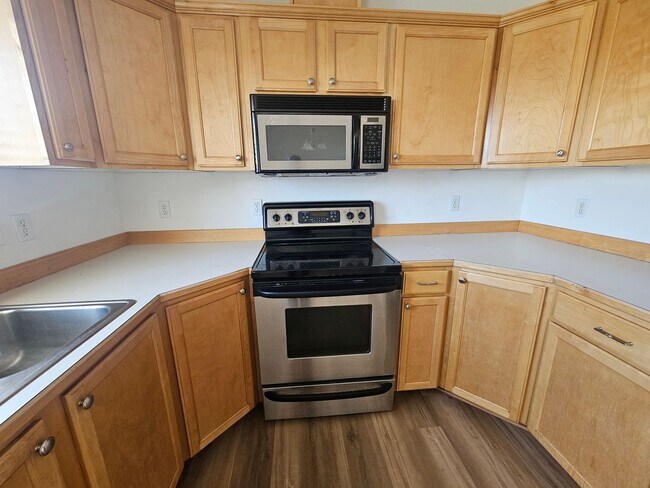 Building Photo - 3 Bedroom Home with Outdoor Space