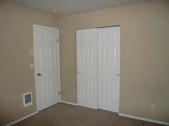 Building Photo - 927-929 Otis St