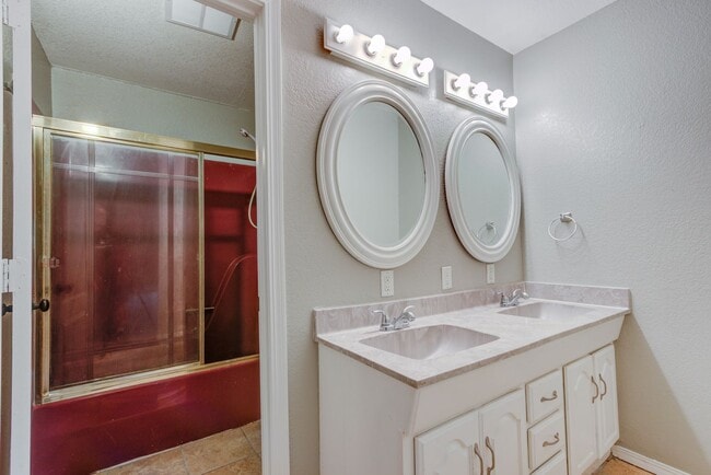 Building Photo - Freshly Renovated 3 Bedroom Home