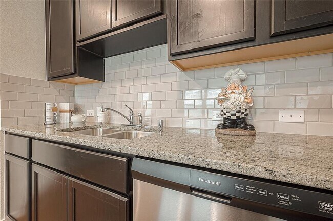 Building Photo - 7538 Coral Ter Dr