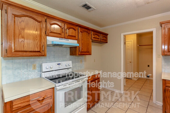Building Photo - 800 Silver Creek Dr