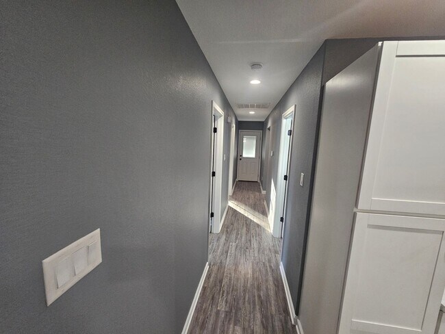 Building Photo - 4 bed 2 bath home in Benton