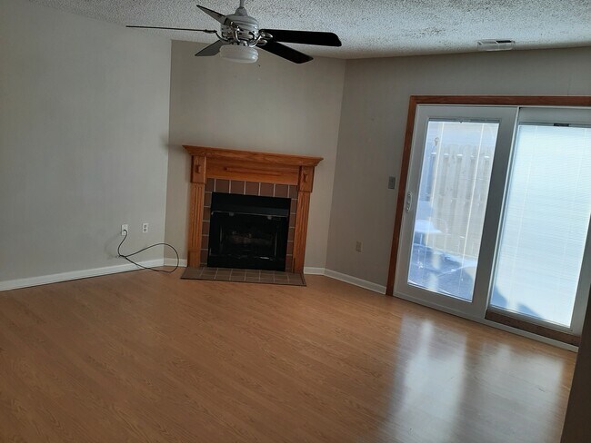 Building Photo - 582 Moull St