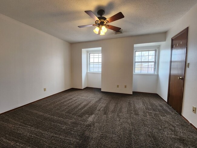Building Photo - Cute 3 bedroom Townhome in Shawnee!