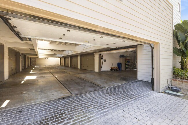 Building Photo - 723 Seacoast Dr