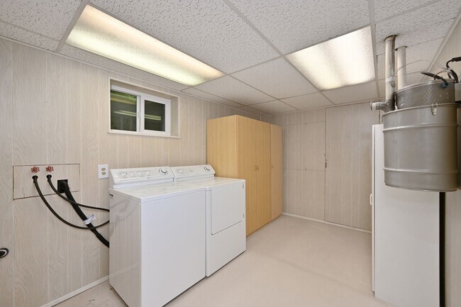 Building Photo - Spacious 4BR/2 BA Home in Quiet North-End ...