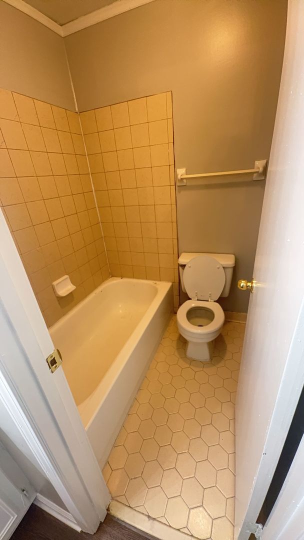 Building Photo - Charming 3 bedroom  / 2 bathroom home - Op...