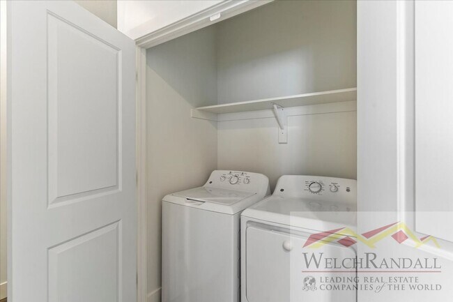 Building Photo - Beautiful 3 Bed 2.5 Bath Townhome in West ...