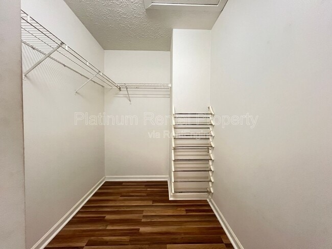 Building Photo - 231 Oak Grove Way