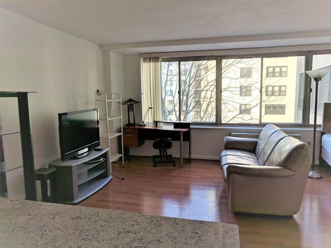Living TV/Desk - 922 24th St NW