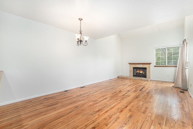 Building Photo - Light & Bright End Unit Townhouse