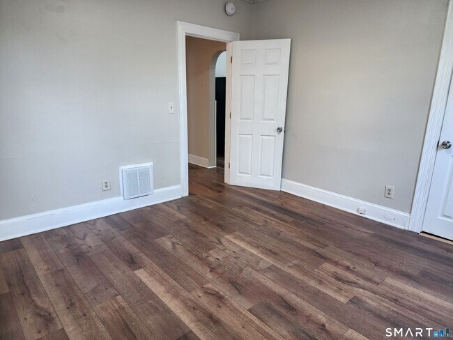 Building Photo - 402 Park St