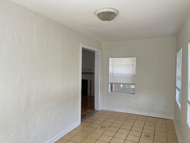 Building Photo - 440 El Vedado