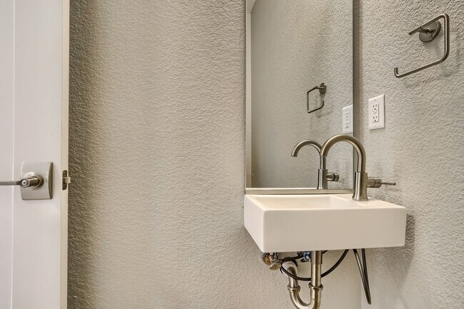 Building Photo - 3 bedroom / 3.5 bath Townhome + 2 Large Flex Spaces & Spacious Roof Top Deck!