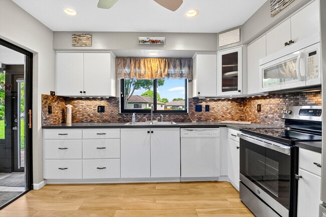 Building Photo - 4866 Dovewood Cir