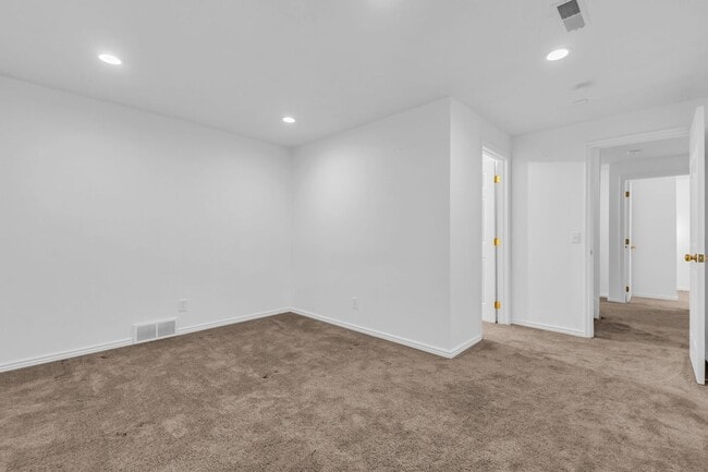 Building Photo - 5BR Sandy Home w/ NEW Flooring, Huge Basement & Large Backyard