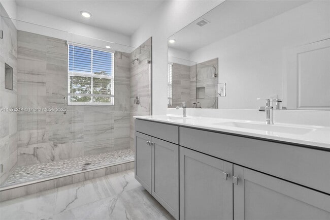 Building Photo - 142 SW 171st Ave