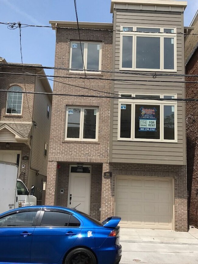 Building Photo - 194 Parkhurst St