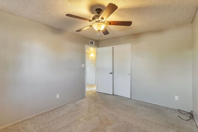 Building Photo - 3511 S Alder Dr