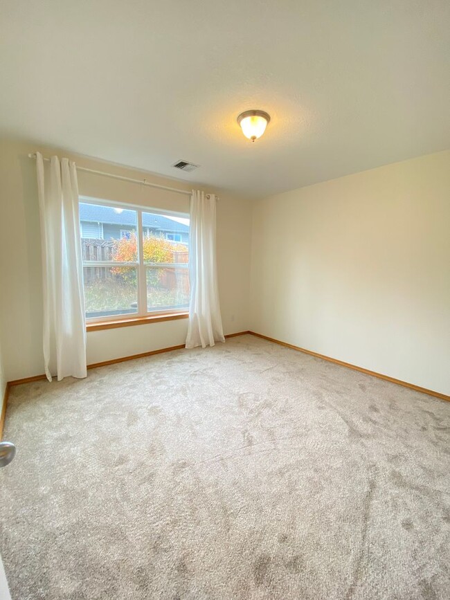 Building Photo - 2 Bedroom | 2 Bath House with Garage & Fen...