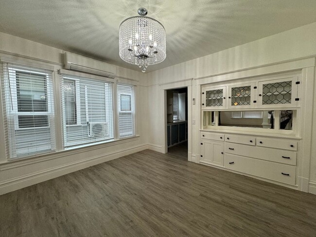 Building Photo - Charming 4 bedroom home