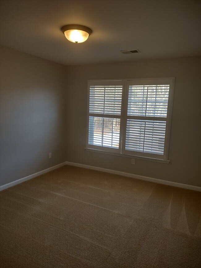 Building Photo - Beautiful and Charming! You Want it and Th...