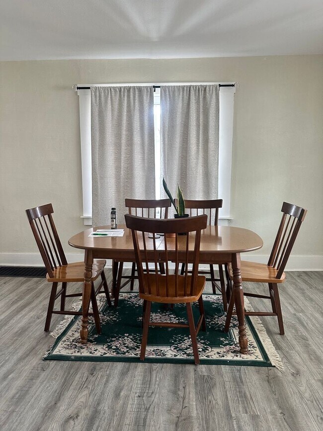 Building Photo - 1122 E Dunklin St