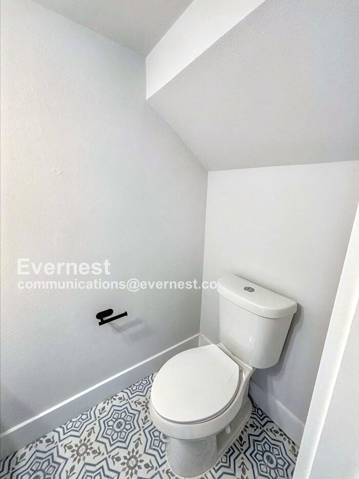 Building Photo - 3804 Southway Dr