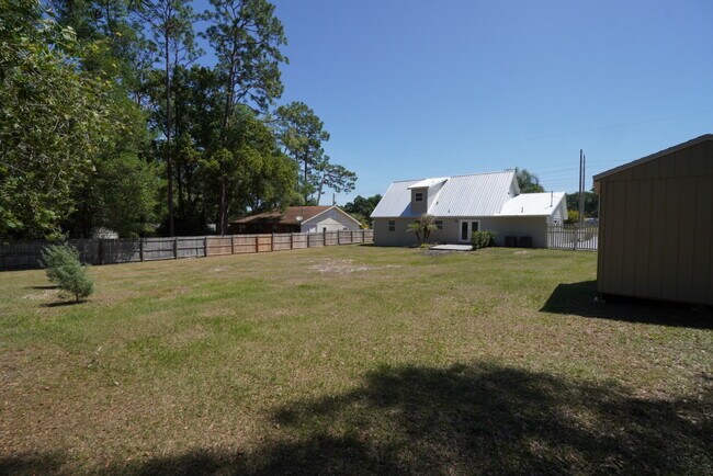 Building Photo - 546 NE 43rd Ct