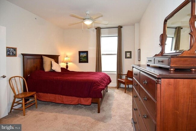 Building Photo - 4-Level Furnished townhome!