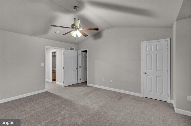 Building Photo - 523 Elm St