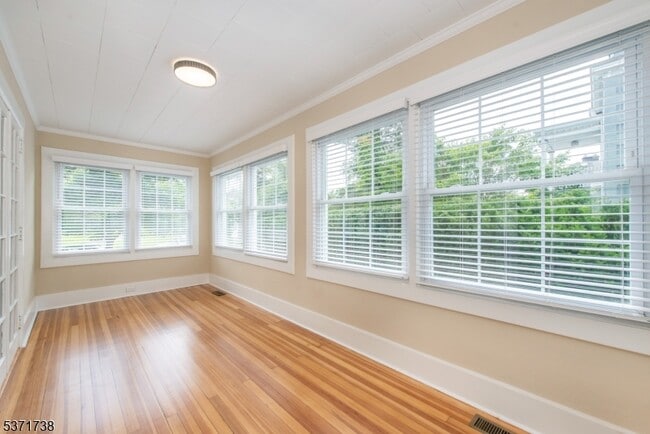 Building Photo - 50 Walnut Crescent